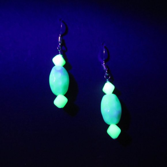 Uranium glass bead earrings - Picture 10 of 11
